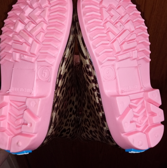 Kids Cheetah print rain boots - Picture 3 of 3